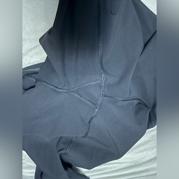 ⭐️Like New⭐️ Lululemon: Women’s Crops- Size 10 - Picture 9 of 11